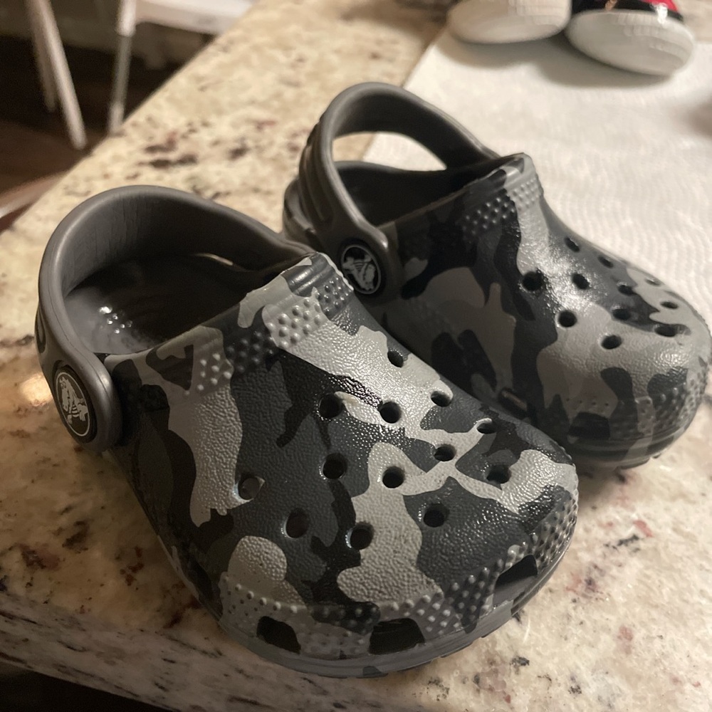 Toddler crocs- 4c